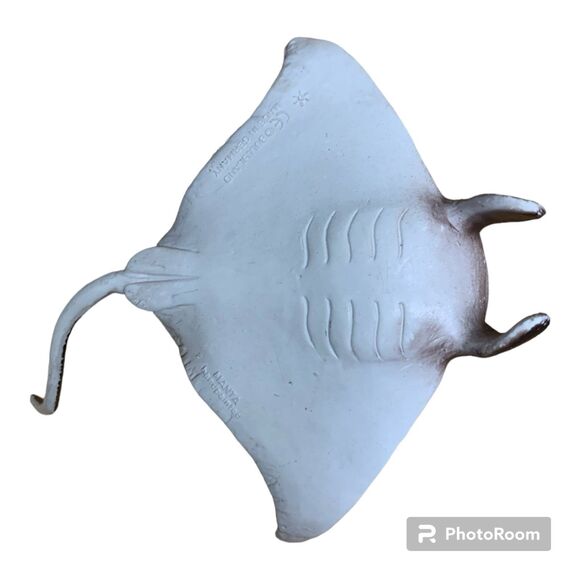 Dive Deep into Vintage Charm: Hand-Painted Bullyland Mantaray (Made in Germany) - Picture 2 of 3